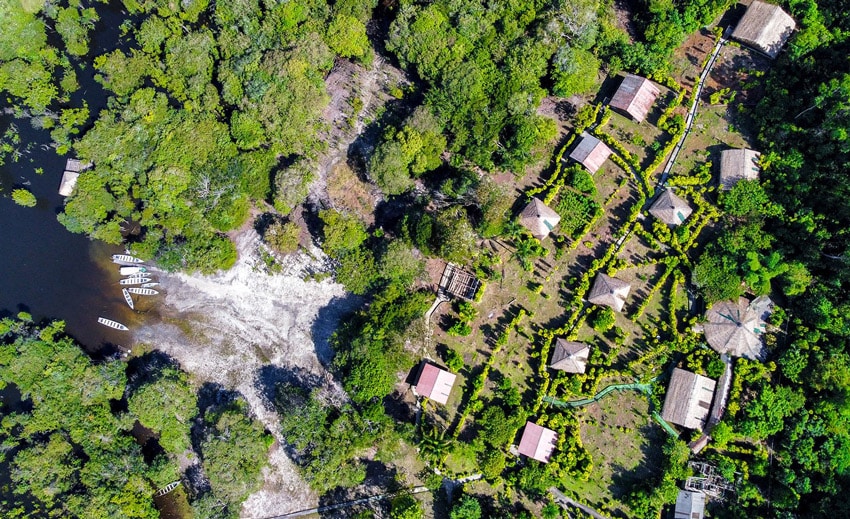 Mapa aéreo de las cabañas del Amazon Village Jungle Lodge, integradas orgánicamente en la vegetación del Amazonas.