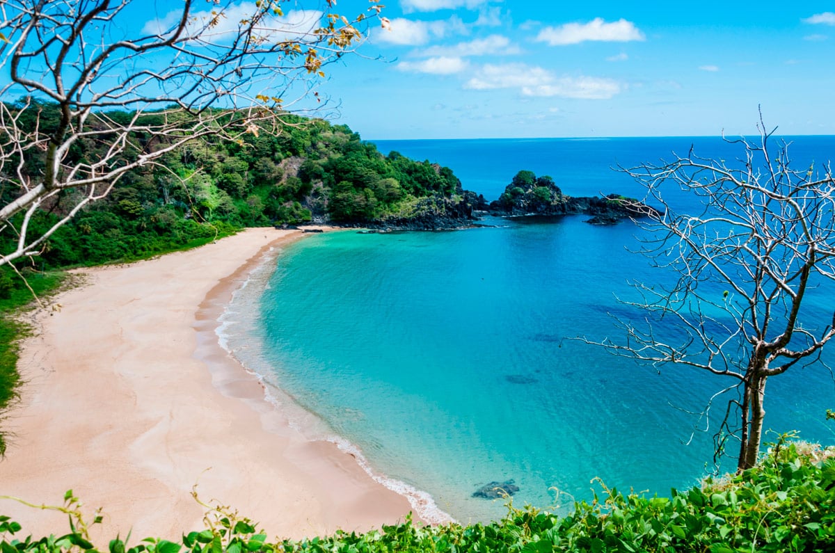 Vista panorámica de la Baía do Sancho en Fernando de Noronha, elegida como la mejor playa del mundo por sus aguas cristalinas turquesas y acantilados.