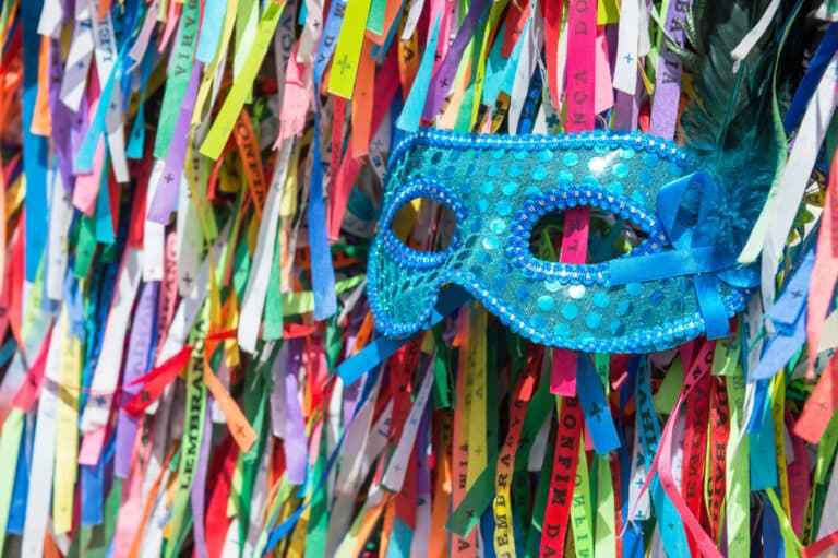 Máscara azul sobre cintas coloridas del Carnaval de Salvador de Bahía.
