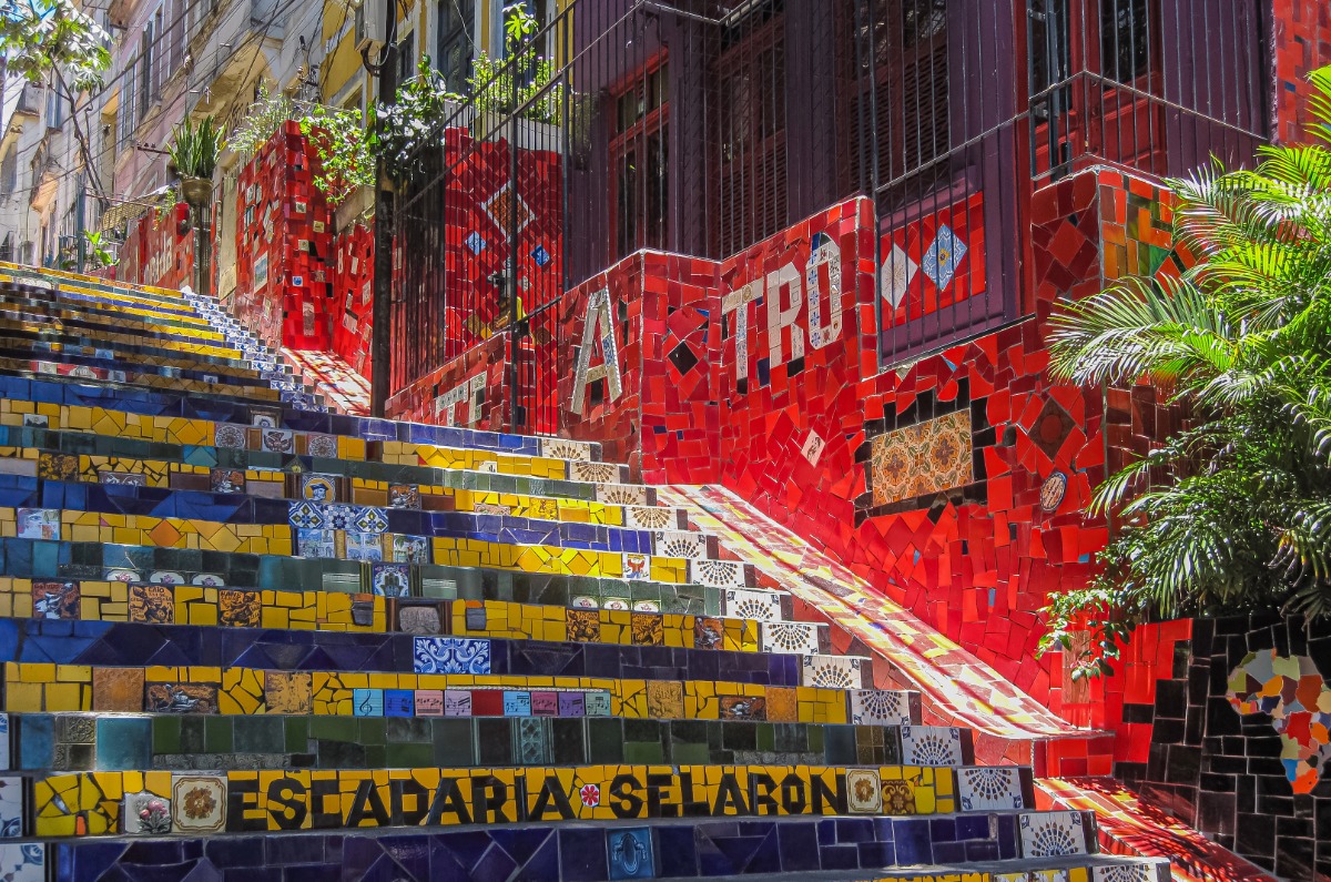 Detalle de los coloridos azulejos de la Escalera Selarón en el barrio de Santa Teresa, Río de Janeiro, una obra de arte urbano creada por Jorge Selarón.