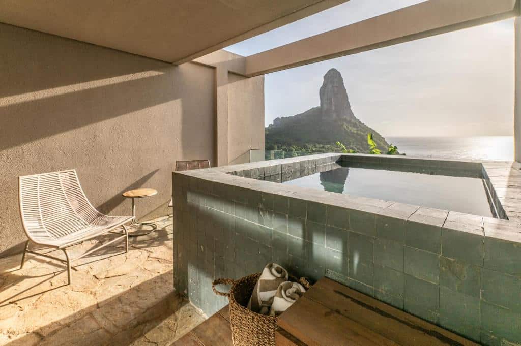 Suite de lujo en el Hamares Boutique Hotel en Fernando de Noronha, con piscina privada y vistas panorámicas al Morro del Pico y al océano Atlántico.