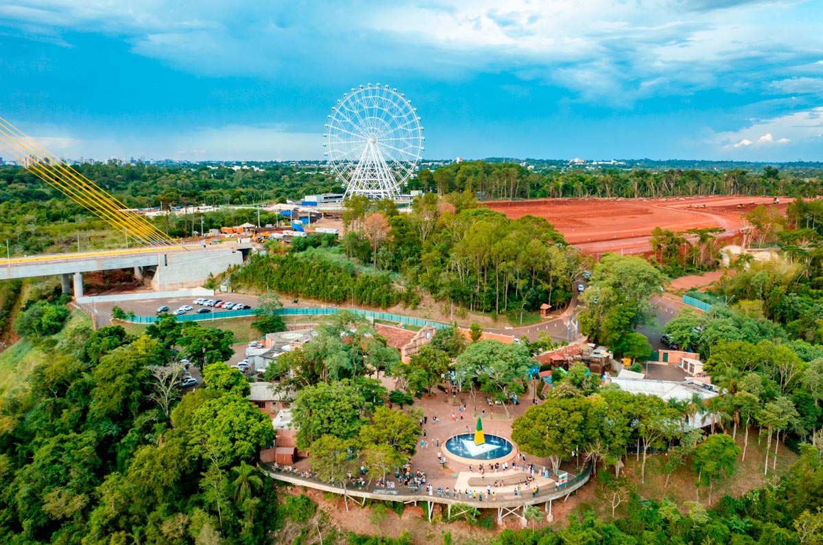 Vista aérea del Hito de las Tres Fronteras en Foz do Iguaçu, Brasil, mostrando la noria panorámica, el puente internacional y el punto de unión entre Brasil, Argentina y Paraguay.
