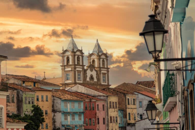 Casas coloniales coloridas y iglesia barroca al atardecer en un sitio Patrimonio de la Humanidad en Brasil.