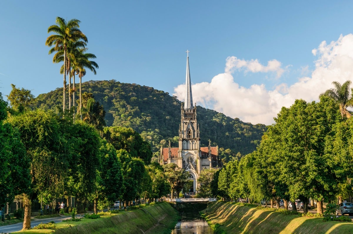 Catedral de San Pedro de Alcántara en Petrópolis, rodeada de vegetación tropical y montañas de la Serra dos Órgãos, Brasil.