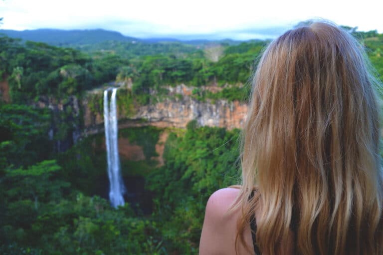 Viajar a Brasil sin estrés. Viajera contemplando una cascada en Brasil.