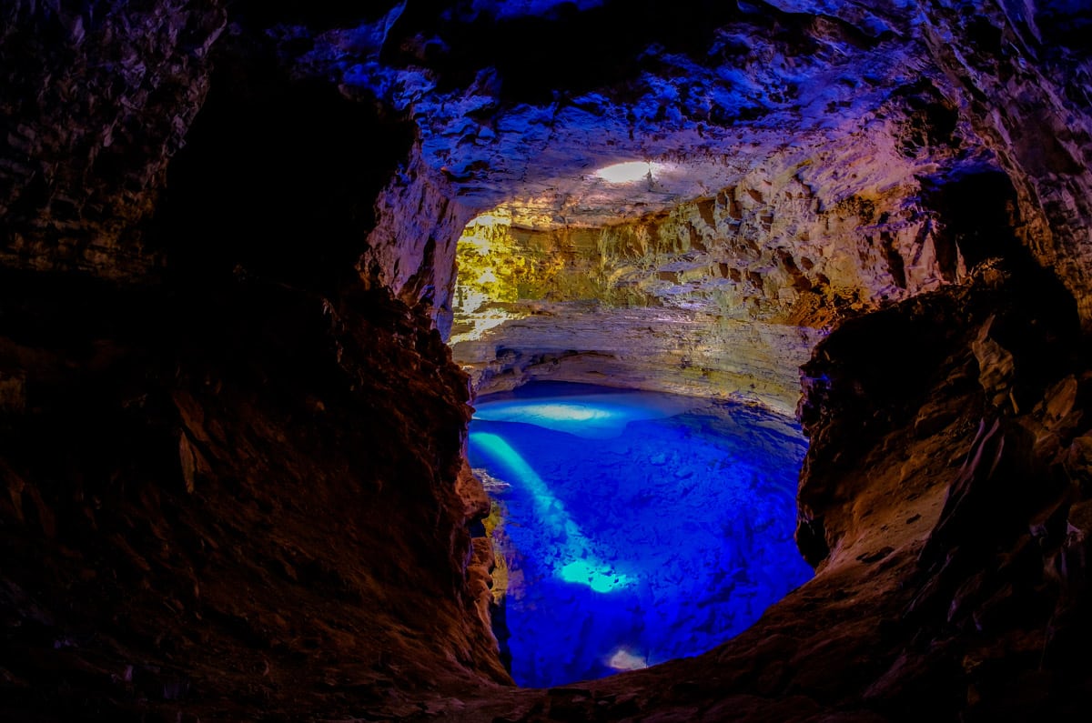 Interior de la Gruta do Lago Azul en Bonito, Brasil, mostrando el lago subterráneo de aguas intensamente azules bajo formaciones geológicas milenarias.