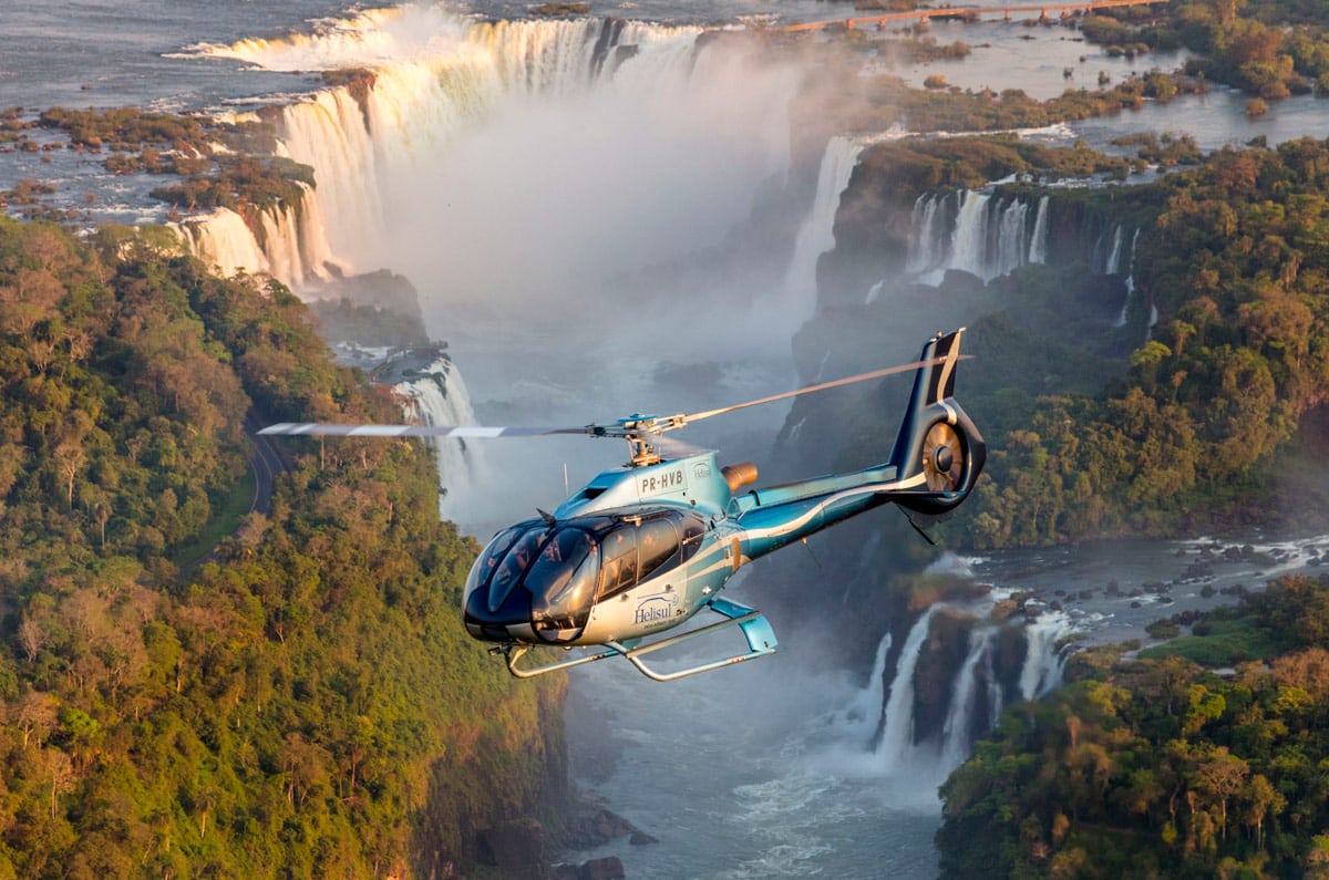 Helicóptero realizando un tour privado sobre la Garganta del Diablo en las Cataratas de Iguazú, Brasil, ofreciendo vistas aéreas exclusivas.