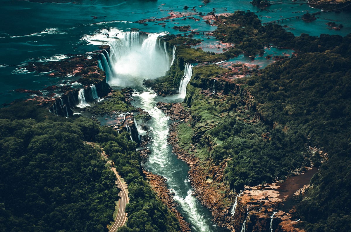 Panorámica aérea de la Garganta del Diablo en Iguazú, mostrando el caudal del río y la extensión de la selva tropical.