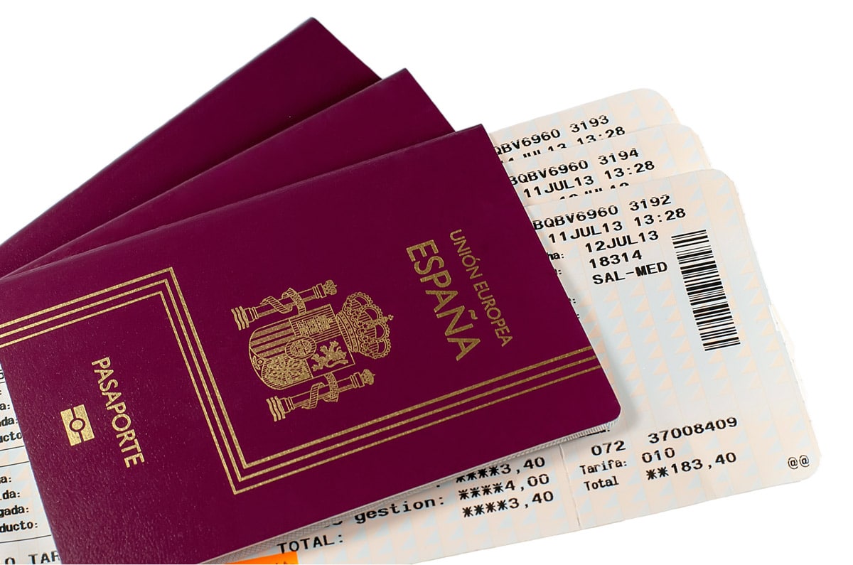 Pasaporte español con tarjetas de embarque, preparado para viajar a Brasil.