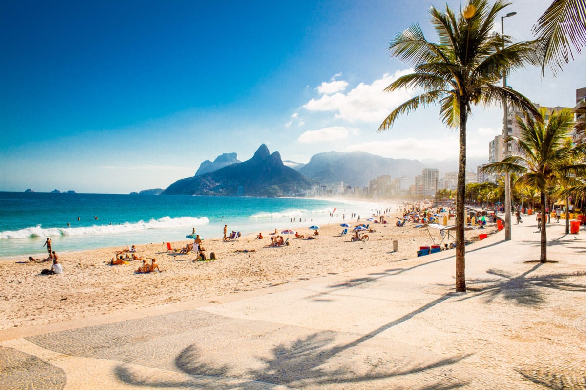 Vistas de la playa de Ipanema y el Morro Dois Irmãos en Río de Janeiro, capturando el estilo de vida exclusivo y la belleza urbana de la ciudad carioca.